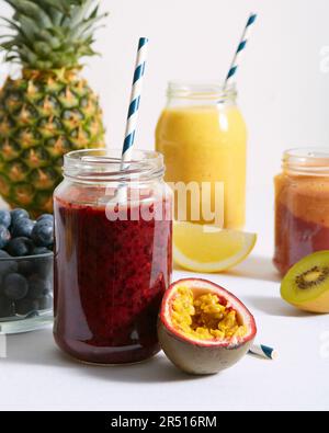 Frullati Tuttifrutti con mirtilli, more e frutti di passione Foto Stock