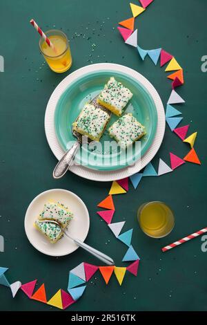 Torta Vegan Fanta con glassa di zucchero e spolverini di zucchero Foto Stock