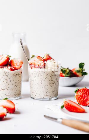 Vegan Oats durante la notte con Chia e fragole Foto Stock