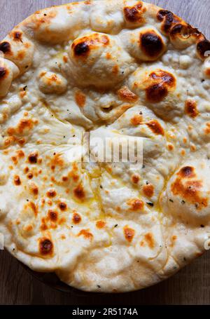 Pane naan morbido con burro Foto Stock