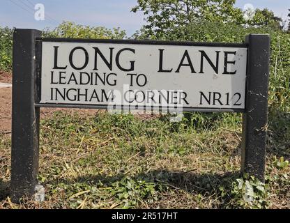 Cartello con il nome della strada sulla strada di campagna Long Lane, Lessingham, Norfolk, Regno Unito Maggio Foto Stock