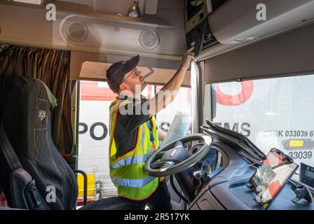 31 maggio 2023, Hesse, Niedernhausen: I dipendenti dell'Ufficio federale del trasporto merci (BAG) controllano il carico degli autocarri. I carrelli sovraccaricati rappresentano un rischio per la sicurezza e causano ripetutamente incidenti stradali in autostrada, poiché carichi troppo pesanti alterano il comportamento di frenata e guida. La Autobahn GmbH della Confederazione e l'Ufficio federale della logistica e della mobilità intendono presentare una cooperazione mercoledì (ore 10:00) In un'area di sosta della superstrada vicino a Niedernhausen, nella regione di Taunus, per poter eliminare in futuro il traffico di questi veicoli pericolosi. Foto: Boris Roessler/dpa Foto Stock