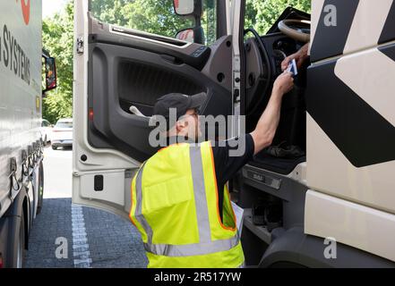 31 maggio 2023, Hesse, Niedernhausen: I dipendenti dell'Ufficio federale della logistica e della mobilità, BALM (ex Ufficio federale del trasporto merci, BAG) controllano il carico dei camion. I carrelli sovraccarichi rappresentano un pericolo per la sicurezza e causano ripetutamente incidenti stradali in autostrada, poiché carichi eccessivamente pesanti alterano il comportamento di frenata e guida. La Autobahn GmbH del governo federale e l'Ufficio federale della logistica e della mobilità vogliono presentare una cooperazione mercoledì (ore 10:00) in una zona di riposo della superstrada vicino a Niedernhausen nella regione di Taunus per poter eliminare questo pericoloso tru Foto Stock