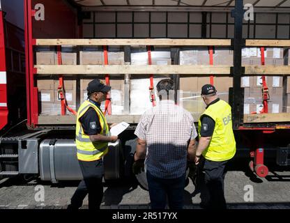 31 maggio 2023, Hesse, Niedernhausen: I dipendenti dell'Ufficio federale della logistica e della mobilità, BALM (ex Ufficio federale del trasporto merci, BAG) controllano il carico dei camion. In futuro, i punti di controllo del peso verranno impostati anche in tutta la Germania per determinare il peso totale esatto dei carrelli. I carrelli sovraccarichi rappresentano un rischio per la sicurezza e causano ripetutamente incidenti stradali in autostrada, poiché carichi eccessivamente pesanti alterano il comportamento di frenata e guida. Mercoledì (ore 10:00), la Autobahn GmbH del governo federale e l'Ufficio federale della logistica e della mobilità vogliono presentare una cooperativa Foto Stock