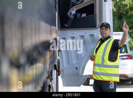 31 maggio 2023, Hesse, Niedernhausen: I dipendenti dell'Ufficio federale della logistica e della mobilità BALM, ex Ufficio federale del trasporto merci, BAG) controllano il carico dei camion. I carrelli sovraccarichi rappresentano un pericolo per la sicurezza e causano ripetutamente incidenti stradali in autostrada, poiché carichi eccessivamente pesanti alterano il comportamento di frenata e guida. La Autobahn GmbH del governo federale e l'Ufficio federale della logistica e della mobilità intendono presentare mercoledì (10) una cooperazione in una zona di riposo della superstrada vicino a Niedernhausen nella regione di Taunus per poter rimuovere tali camion pericolosi Foto Stock