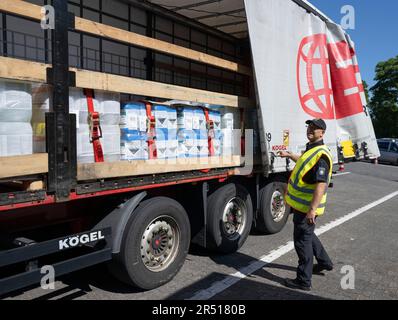 31 maggio 2023, Hesse, Niedernhausen: I dipendenti dell'Ufficio federale della logistica e della mobilità, BALM (ex Ufficio federale del trasporto merci, BAG) controllano il carico dei camion. In futuro, i punti di controllo del peso verranno impostati anche in tutta la Germania per determinare il peso totale esatto dei carrelli. I carrelli sovraccarichi rappresentano un rischio per la sicurezza e causano ripetutamente incidenti stradali in autostrada, poiché carichi eccessivamente pesanti alterano il comportamento di frenata e guida. Mercoledì (ore 10:00), la Autobahn GmbH del governo federale e l'Ufficio federale della logistica e della mobilità vogliono presentare una cooperativa Foto Stock