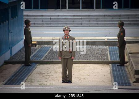 orfani nordcoreani in un orfanotrofio di fronte alle immagini dei leader della corea del nord Foto Stock