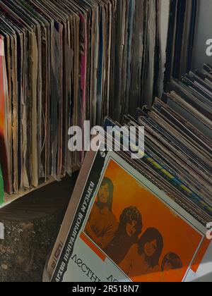 Immagine in stile retrò di scatole con dischi giradischi in vinile su un mercato delle pulci. Foto Stock