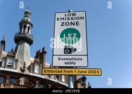 Glasgow, Scozia, Regno Unito. 31st maggio 2023. Segnali stradali che indicano l'inizio della zona a basse emissioni (LEZ) nel centro di Glasgow. L'applicazione della LEZ ha inizio il 1st giugno 2023 e i veicoli che non rispettano livelli di emissioni inquinanti inferiori (veicoli più vecchi) saranno multati. Un altro LEZ è previsto per il centro di Edimburgo in futuro. Iain Masterton/Alamy LiveNews Foto Stock