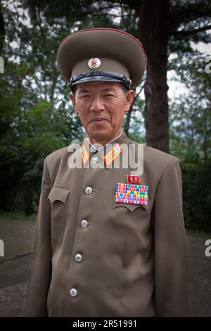 orfani nordcoreani in un orfanotrofio di fronte alle immagini dei leader della corea del nord Foto Stock