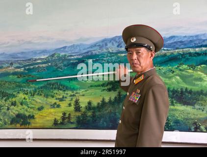 orfani nordcoreani in un orfanotrofio di fronte alle immagini dei leader della corea del nord Foto Stock