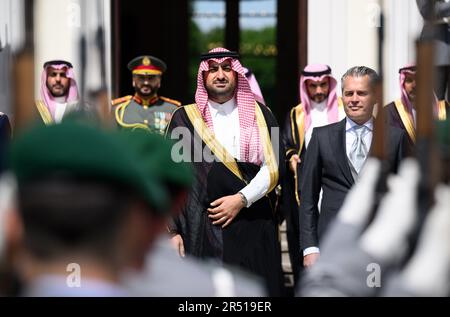 Berlino, Germania. 31st maggio, 2023. Il principe Abdullah bin Khaled bin Sultan bin Abdulaziz al Saud (centro), ambasciatore dell'Arabia Saudita in Germania, è visto da Felix Schwarz (fronte r), vice capo del protocollo presso l'Ufficio federale degli esteri, dopo il suo accreditamento da parte del presidente Steinmeier di fronte al Palazzo Bellevue. Gli ambasciatori inviati nella Repubblica federale di Germania in qualità di rappresentanti dei loro stati devono essere accreditati dal Presidente federale per svolgere la loro funzione. Credit: Bernd von Jutrczenka/dpa/Alamy Live News Foto Stock