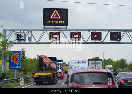 Smart segnaletica di chiusura corsia autostradale a soffitto che mostra incidenti o guasti in una corsia esterna in tempo reale che è stata chiusa - autostrada M1 Inghilterra, Regno Unito Foto Stock