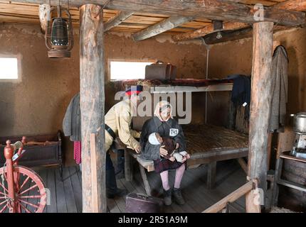 Astana, Kazakistan. 24th Apr, 2023. ALZhIR, il campo di Akmolinsk, campo di lavoro di Gulag delle mogli dei traditori nella Patria ad Astana, Kazakistan, 24 aprile 2023. “Ritiro dei bambini dai prigionieri del campo “ALZHIR” diorama è presentato nella baracca. Credit: Mikolaskova Lucie/CTK Photo/Alamy Live News Foto Stock