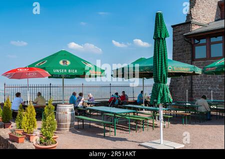 Birreria all'aperto nel cortile delle rovine di Madenburg, Eschbach, Palatinato, Renania-Palatinato, Germania, Europa Foto Stock