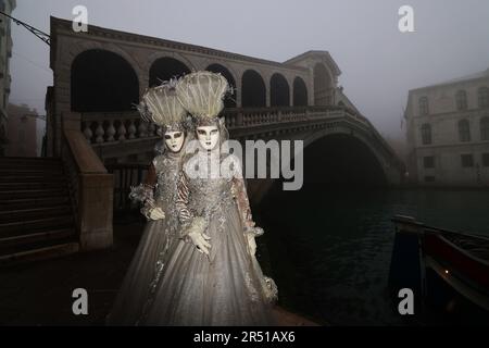 Rialto Brücke, Karneval Venedig, Venedig Karneval, Carnevale di Venezia, Masken in Venedig, Masken mit Kostümen, Kleidern und schönen Frauen Foto Stock