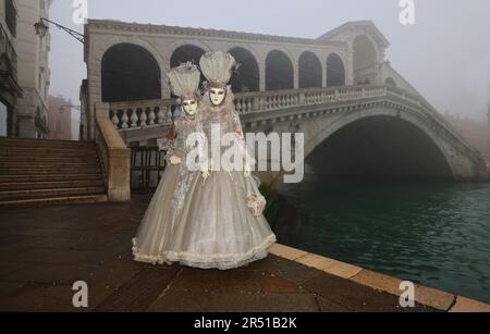 Rialto Brücke, Karneval Venedig, Venedig Karneval, Carnevale di Venezia, Masken in Venedig, Masken mit Kostümen, Kleidern und schönen Frauen Foto Stock