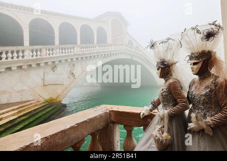 Rialto Brücke, Karneval Venedig, Venedig Karneval, Carnevale di Venezia, Masken in Venedig, Masken mit Kostümen, Kleidern und schönen Frauen Foto Stock