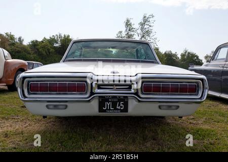 Vista posteriore di un bianco, 1965, Ford Thunderbird, in mostra al 2023 Deal Classic Car Show Foto Stock