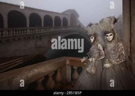 Rialto Brücke, Karneval Venedig, Venedig Karneval, Carnevale di Venezia, Masken in Venedig, Masken mit Kostümen, Kleidern und schönen Frauen Foto Stock