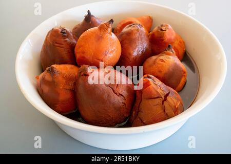 Cotogne arrostite al forno in sciroppo di vino rosso speziato alla cannella secondo una ricetta di Maggie Beer Foto Stock