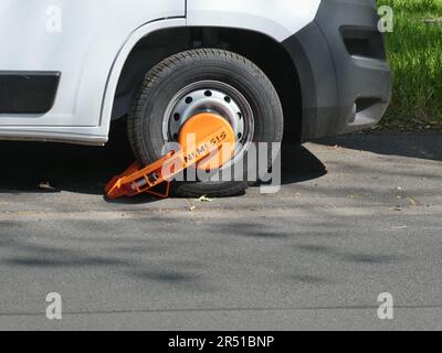 27 maggio 2023, Renania settentrionale-Vestfalia, Brühl: Un gancio di parcheggio sulla ruota anteriore di un'auto Foto: Horst Galuschka/dpa Foto Stock