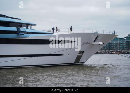 Londra Regno Unito. 31 maggio 2023 . Un Superyacht chiamato KAOS di proprietà di Nancy Walton Laurie ha attraccato sul Tamigi. Il Superyacht è stato costruito dal costruttore navale olandese Oceanco e misura 110 metri (361 piedi) e dispone di 16 cabine, con spazio per 45 membri dell'equipaggio e può ospitare 31 ospiti. Il Superyacht è stato acquistato per $275 nel 2018 da Nancy Walton che è l'erede della catena americana Walmart ed è classificato al numero 268 sulla lista Forbes dei miliardari. Credit: amer Ghazzal/Alamy Live News Foto Stock