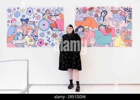SOLO USO EDITORIALE l'illustratore Queer Emma Hayden svela la sua ultima installazione intitolata 'Bloom' a 99 Bishopsgate a Londra come parte del programma estivo di Brookfield Properties. Data immagine: Mercoledì 31 maggio 2023. Foto Stock