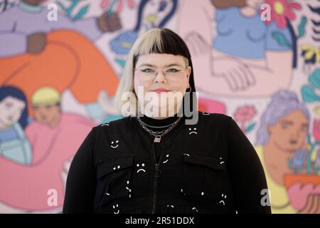 SOLO USO EDITORIALE l'illustratore Queer Emma Hayden svela la sua ultima installazione intitolata 'Bloom' a 99 Bishopsgate a Londra come parte del programma estivo di Brookfield Properties. Data immagine: Mercoledì 31 maggio 2023. Foto Stock