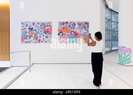 SOLO USO EDITORIALE l'illustratore Queer Emma Hayden svela la sua ultima installazione intitolata 'Bloom' a 99 Bishopsgate a Londra come parte del programma estivo di Brookfield Properties. Data immagine: Mercoledì 31 maggio 2023. Foto Stock