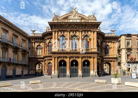 Teatro massimo Vincenzo Bellini a Catania, Sicilia, Italia. Il Teatro massimo Vincenzo Bellini è un teatro lirico di Catania, che prende il nome dal locale Foto Stock