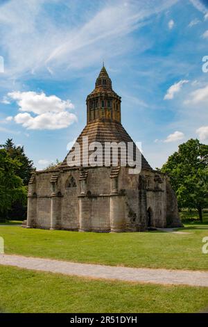 Splendida cucina medievale Abbot's Kitchen, abbazia di Glastonbury, Somerset Foto Stock