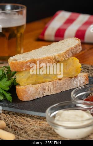 Frittata spagnola con patate e cipolla, cucina tipica spagnola. Tortilla espanola. Rustico sfondo scuro Foto Stock