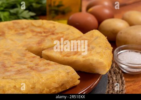 Frittata spagnola con patate e cipolla, cucina tipica spagnola. Tortilla espanola. Rustico sfondo scuro Foto Stock