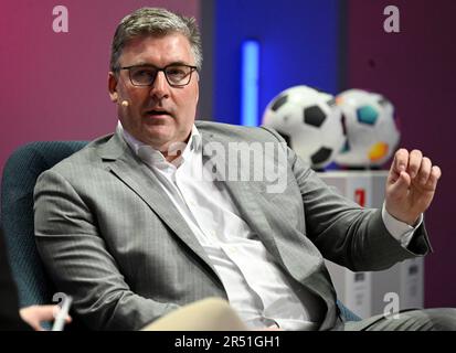 Duesseldorf, Germania. 31st maggio, 2023. Axel Hellmann, portavoce del Consiglio di Amministrazione di Eintracht Frankfurt Fußball AG, interviene durante il Congresso di SpoBis. SpoBis è il più grande evento sportivo d'Europa. Nei prossimi due giorni, i più importanti responsabili decisionali del settore sportivo si scambieranno opinioni sugli ultimi sviluppi e tendenze. Credit: Roberto Pfeil/dpa/Alamy Live News Foto Stock