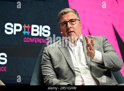 Duesseldorf, Germania. 31st maggio, 2023. Axel Hellmann, portavoce del Consiglio di Amministrazione di Eintracht Frankfurt Fußball AG, interviene durante il Congresso di SpoBis. SpoBis è il più grande evento sportivo d'Europa. Nei prossimi due giorni, i più importanti responsabili decisionali del settore sportivo si scambieranno opinioni sugli ultimi sviluppi e tendenze. Credit: Roberto Pfeil/dpa/Alamy Live News Foto Stock