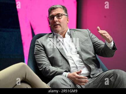 Duesseldorf, Germania. 31st maggio, 2023. Axel Hellmann, portavoce del Consiglio di Amministrazione di Eintracht Frankfurt Fußball AG, interviene durante il Congresso di SpoBis. SpoBis è il più grande evento sportivo d'Europa. Nei prossimi due giorni, i più importanti responsabili decisionali del settore sportivo si scambieranno opinioni sugli ultimi sviluppi e tendenze. Credit: Roberto Pfeil/dpa/Alamy Live News Foto Stock