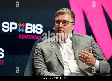 Duesseldorf, Germania. 31st maggio, 2023. Axel Hellmann, portavoce del Consiglio di Amministrazione di Eintracht Frankfurt Fußball AG, interviene durante il Congresso di SpoBis. SpoBis è il più grande evento sportivo d'Europa. Nei prossimi due giorni, i più importanti responsabili decisionali del settore sportivo si scambieranno opinioni sugli ultimi sviluppi e tendenze. Credit: Roberto Pfeil/dpa/Alamy Live News Foto Stock