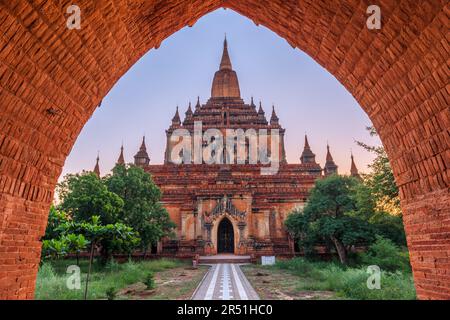 Bagan, Myanmar al Tempio di Sulamani all'alba. Foto Stock