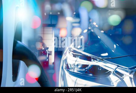 Stazione di ricarica per veicoli elettrici e auto EV in uno showroom. Concessionario veicolo elettrico. Energia pulita e sostenibile. Punto di ricarica veicoli elettrici commerciali. Foto Stock