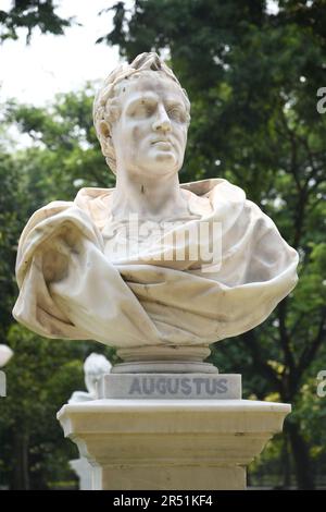 Cesare Augusto (Gaio Ottavio; 23 settembre 63 a.C. – 19 agosto d.C. 14), detto anche Ottavio, fu il primo imperatore romano; regnò dal 27 B. Foto Stock