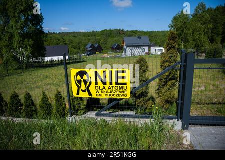Lubiatowo, Polonia. 29th maggio, 2023. La recinzione della casa nel villaggio di Slajszewo visto con un grande banner „No per Atom in Slajszewo”. Westinghouse Electric Company e Westinghouse Electric Poland saranno responsabili dello sviluppo di un modello per la costruzione della prima centrale nucleare in Polonia. Credit: SOPA Images Limited/Alamy Live News Foto Stock