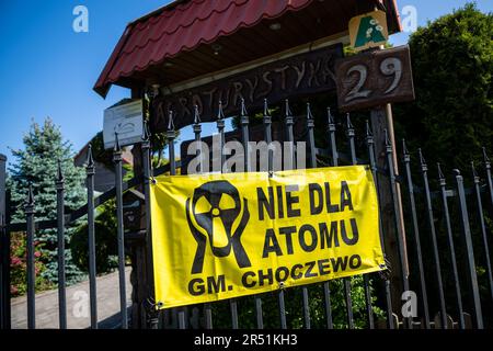 Lubiatowo, Polonia. 29th maggio, 2023. La recinzione della casa nel villaggio di Slajszewo visto con un grande banner „No per Atom in Slajszewo”. Westinghouse Electric Company e Westinghouse Electric Poland saranno responsabili dello sviluppo di un modello per la costruzione della prima centrale nucleare in Polonia. Credit: SOPA Images Limited/Alamy Live News Foto Stock