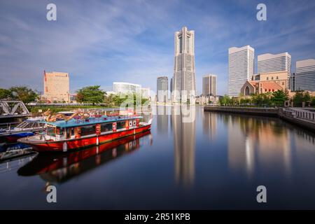 Yokohama, paesaggio urbano giapponese sul lungomare di Minato-Mirai di giorno. Foto Stock