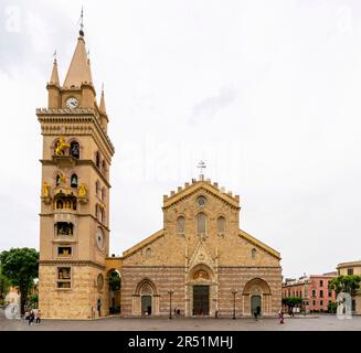 Duomo di Messina o Messina Cattedrale di Santa Maria Assunta e Piazza Duomo in Sicilia. L'imponente campanile è famoso con complesso astro Foto Stock
