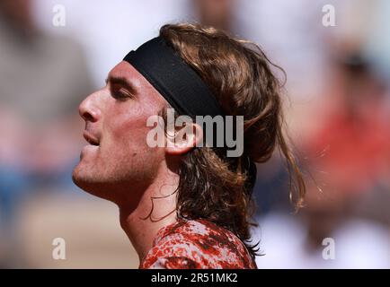 Parigi, Francia. 31st maggio, 2023. Stefanos Tsitsipas reagisce durante il secondo turno maschile tra Stefanos Tsitsipas di Grecia e Roberto Carballes Baena di Spagna al torneo francese di tennis Open al Roland Garros di Parigi, Francia, 31 maggio 2023. Credit: Gao Jing/Xinhua/Alamy Live News Foto Stock