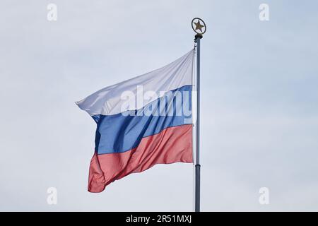 Berlino, Germania. 31st maggio, 2023. La bandiera della Russia vola sul tetto dell'ambasciata russa su Unter den Linden Street. In risposta all'espulsione dei dipendenti tedeschi, il governo tedesco ha vietato alla Russia di gestire quattro consolati generali in Germania. Credit: Annette Riedl/dpa/Alamy Live News Foto Stock