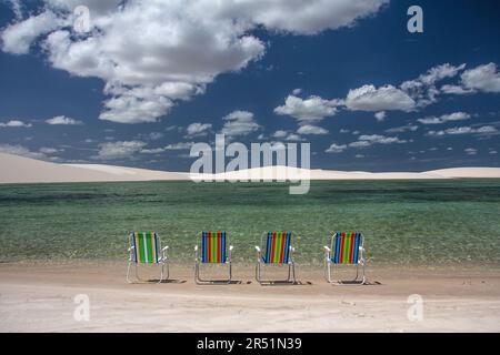 4 sedie nel Parco Nazionale di Lençóis Maranhenses, brasile Foto Stock