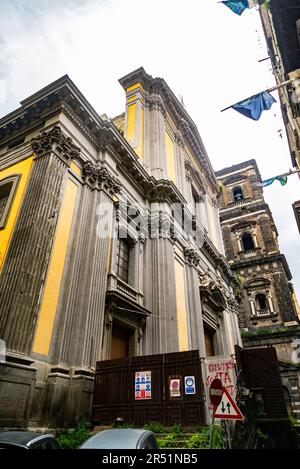 Chiesa del 12th° secolo dedicata a Sant'Agostino alla Zecca fondata nel 1200 dagli Angioini a forcella a Napoli Foto Stock