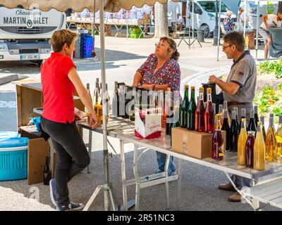 Produttore locale di vino che vende ai clienti in bancarella - la Roche Posay, Vienne (86), Francia. Foto Stock